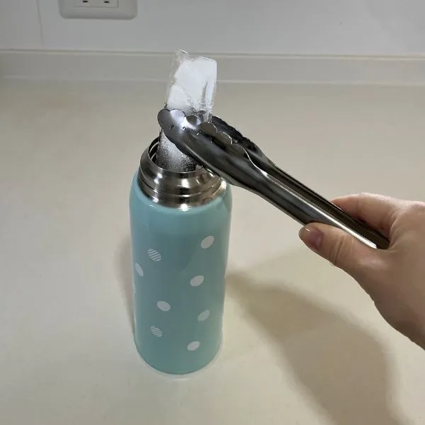 口の狭い水筒に氷を入れた状態（撮影：grapeライフハック編集部）