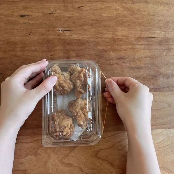 蓋を閉じて輪ゴムを持つ（撮影：grapeライフハック編集部）