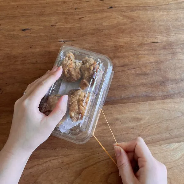 輪ゴムを引いた状態（撮影：grapeライフハック編集部）