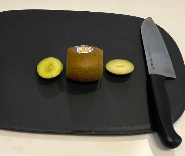 キウイの両端を切り落としている様子（撮影：grapeフード編集部）