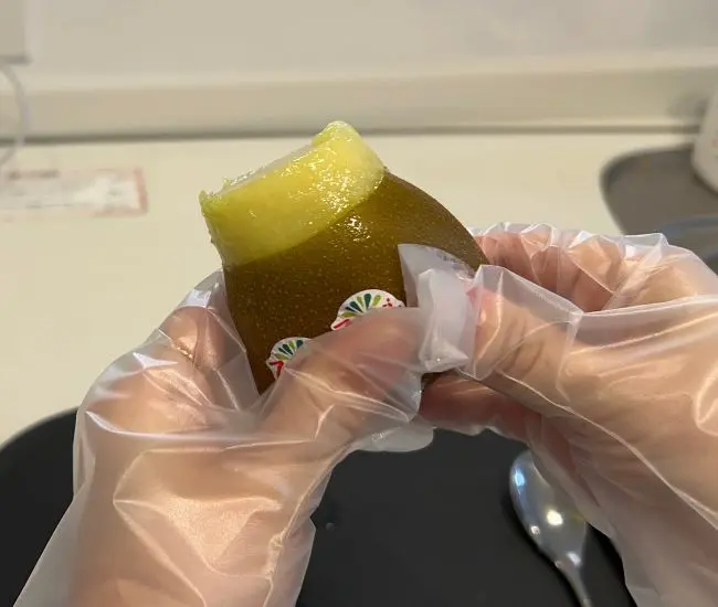 キウイの実を押し出している様子（撮影：grapeフード編集部）
