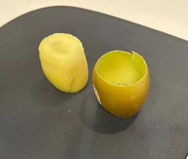 皮から取り出したキウイの実（撮影：grapeフード編集部）