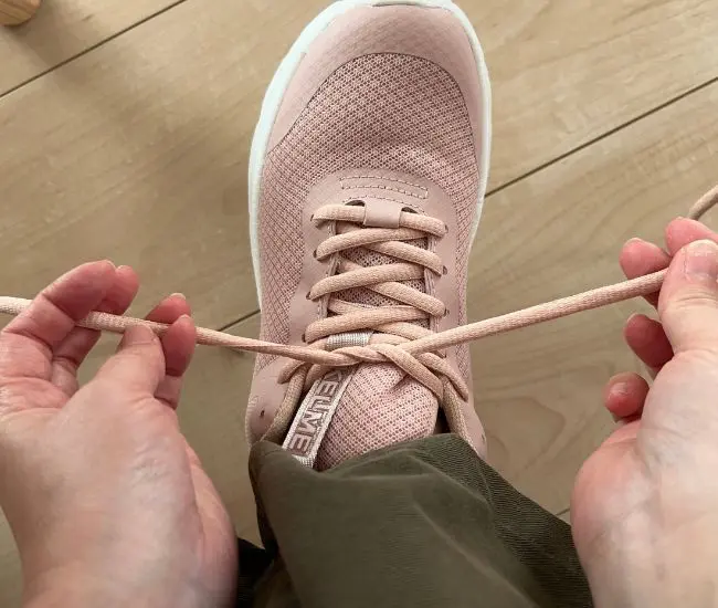 靴紐を1回結んでいる様子（撮影：grapeライフハック編集部）