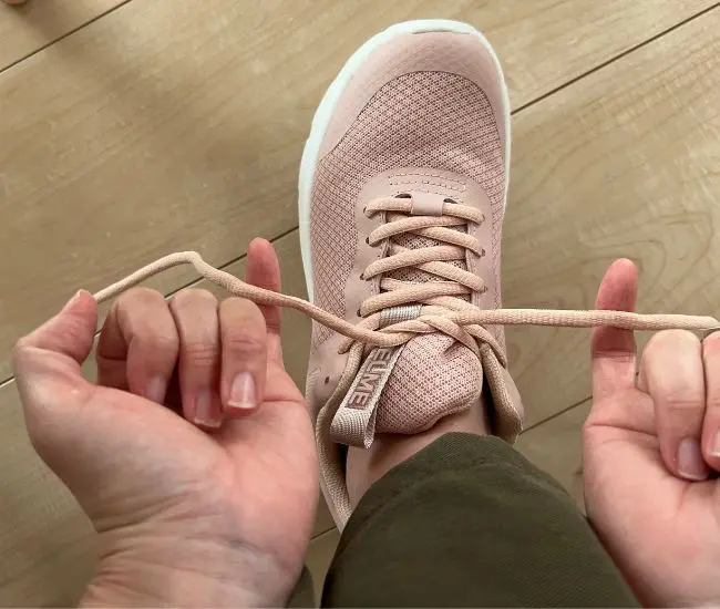 靴紐の下から小指を入れている様子（撮影：grapeライフハック編集部）
