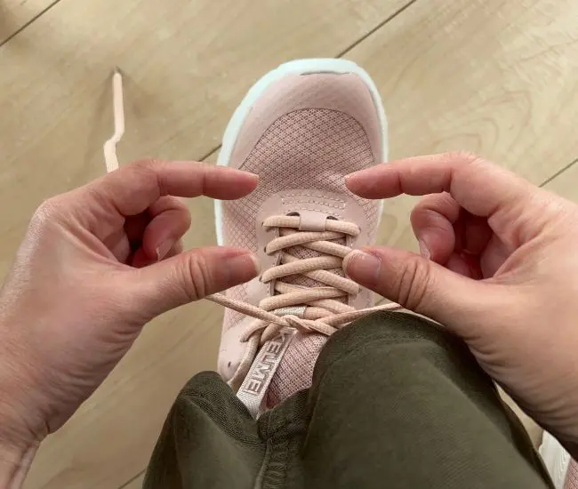 人差し指と親指でコの字を作っている様子（撮影：grapeライフハック編集部）