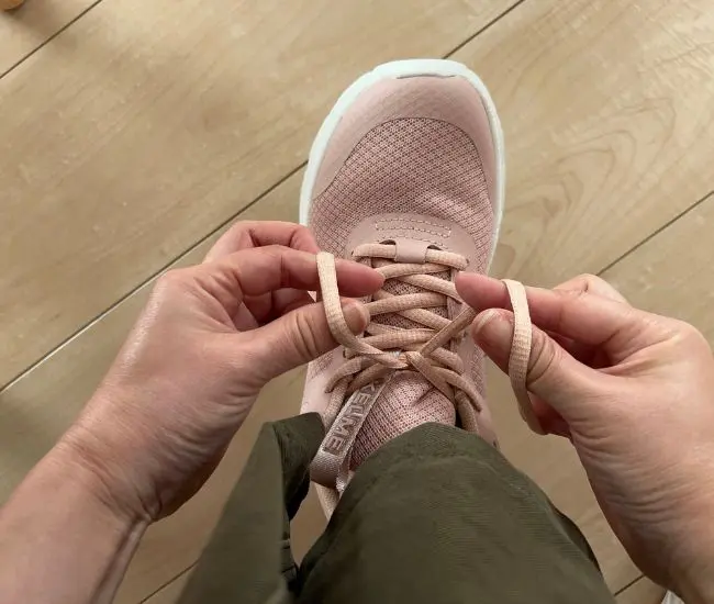 靴紐をすくい上げている様子（撮影：grapeライフハック編集部）