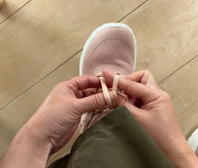 両手の指をクロスさせている様子（撮影：grapeライフハック編集部）