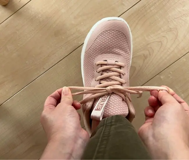 靴紐を引っ張って蝶々結びができあがった様子（撮影：grapeライフハック編集部）