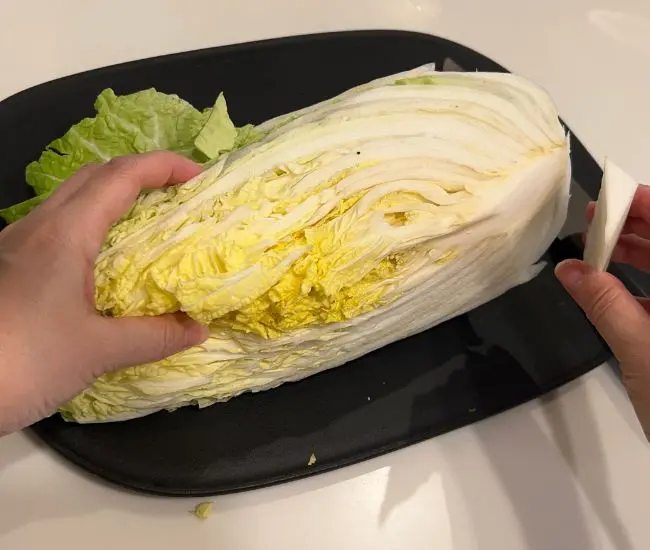 芯をカットした白菜（撮影：grapeフード編集部）