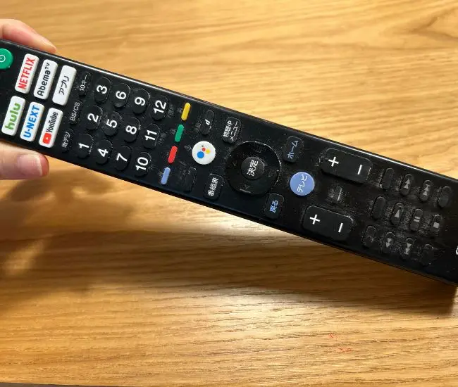 ホコリが溜まったリモコンのボタン周り（撮影：grapeライフハック編集部）