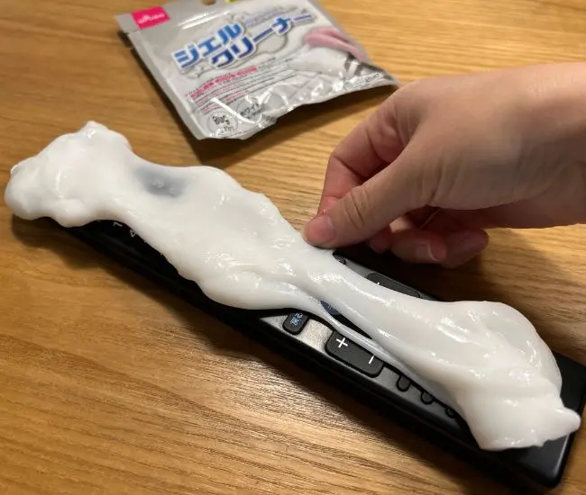 リモコンにジェルクリーナーを広げている様子（撮影：grapeライフハック編集部）