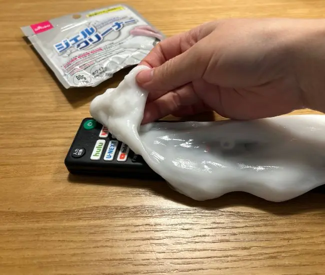 リモコンからジェルクリーナーを剥がしている様子（撮影：grapeライフハック編集部）
