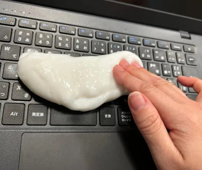 キーボードにジェルクリーナーを使っている様子（撮影：grapeライフハック編集部）
