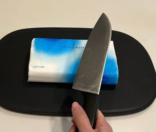 袋タイプのティッシュと包丁（撮影：grapeライフハック編集部）