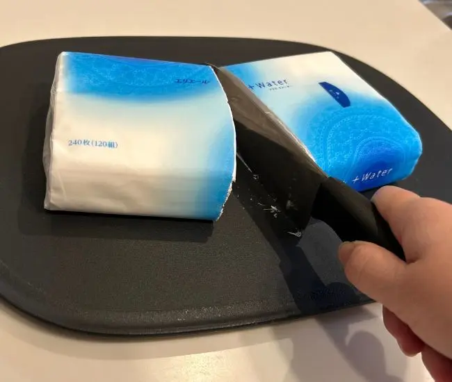 ティッシュを包丁で半分にカットしている様子（撮影：grapeライフハック編集部）