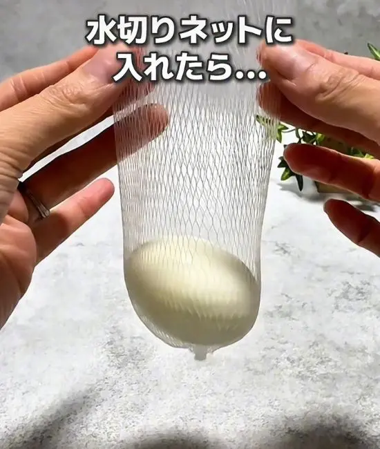 水切りネットにゆで卵を入れている様子
