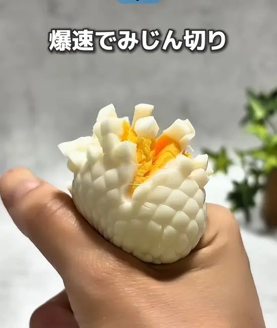 水切りネットでゆで卵を細かくしている様子