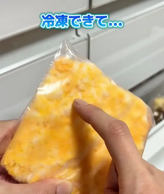 ゆで卵を保存袋に入れて平らにのばしている様子