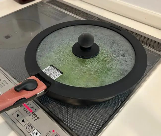 蓋をして蒸し焼きにしている様子（撮影：grapeフード編集部）