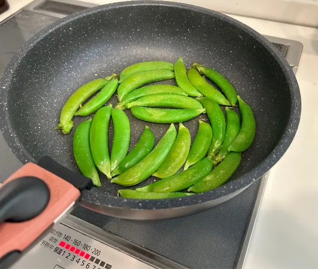 フライパンを揺らして水分を飛ばしている様子（撮影：grapeフード編集部）