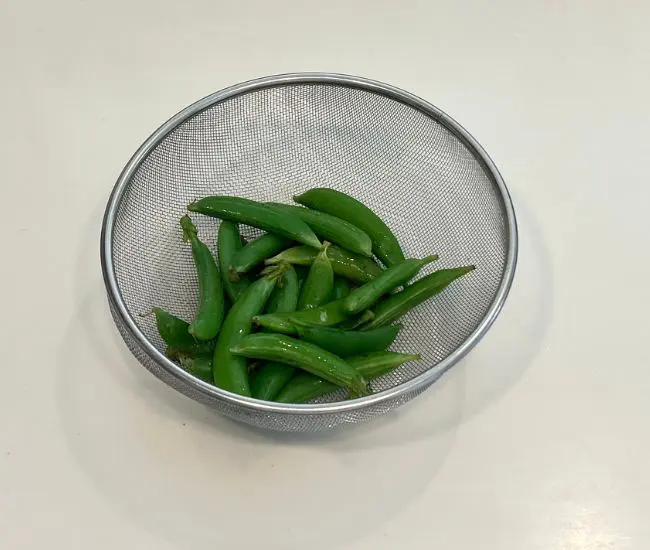 ザルに上げて冷ましているスナップエンドウ（撮影：grapeフード編集部）