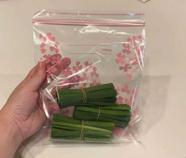 カットしたニラを保存袋に入れている様子（撮影：grapeフード編集部）