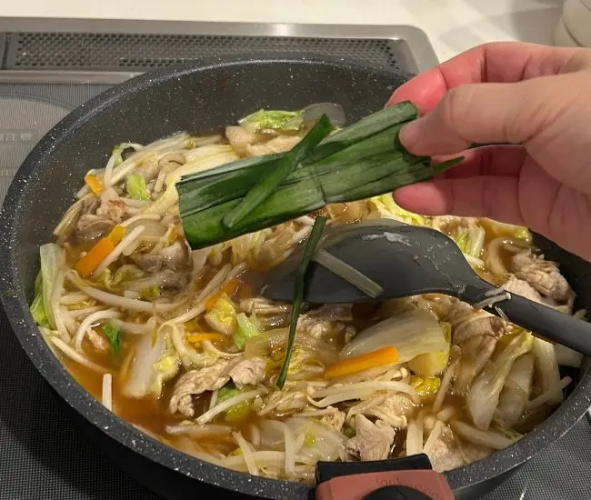 冷凍したニラを調理している様子（撮影：grapeフード編集部）