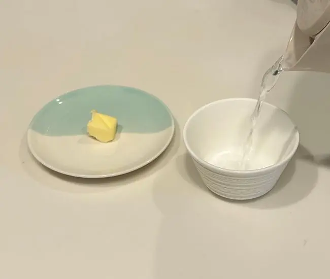 お湯を注いでカップを温めている様子（撮影：grapeフード編集部）