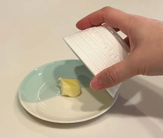 バターの上に温めたカップを被せている様子（撮影：grapeフード編集部）