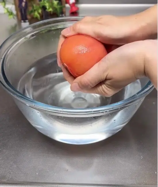 トマトの皮がスルッと剥けている様子