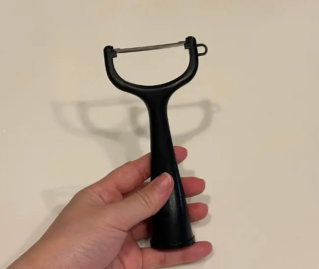 ピーラーを持つ人の手（撮影：grapeフード編集部）