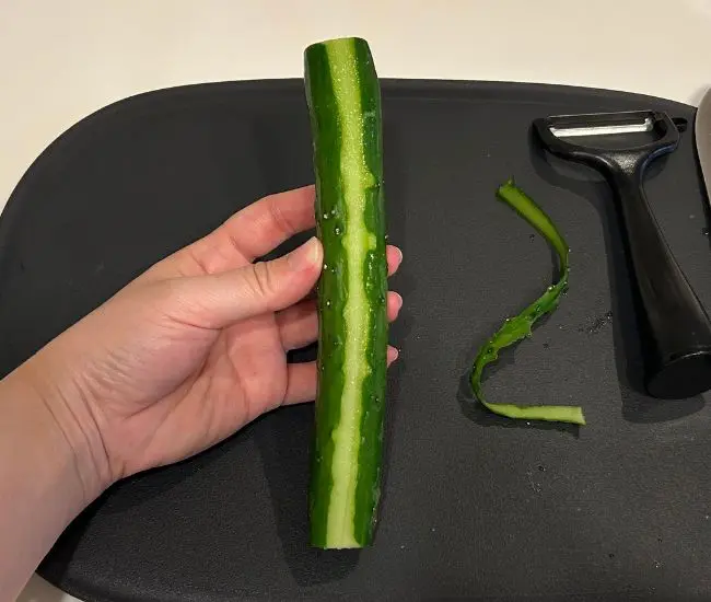 キュウリの皮を一部むいている様子（撮影：grapeフード編集部）