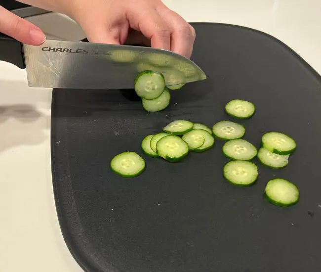 キュウリを切っている様子（撮影：grapeフード編集部）