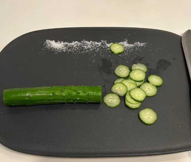 塩を振ったまな板（撮影：grapeフード編集部）