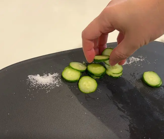 キュウリを塩もみしている様子（撮影：grapeフード編集部）