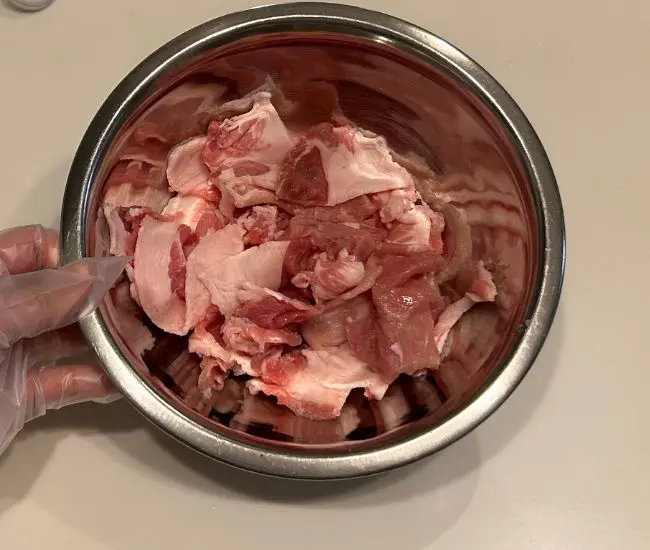 耐熱容器に入れた豚こま肉（撮影：grapeフード編集部）