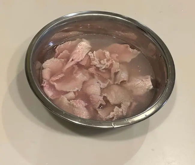 熱湯をかけた後の豚こま肉（撮影：grapeフード編集部）