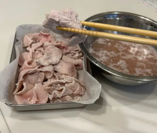 水気を切っている様子（撮影：grapeフード編集部）