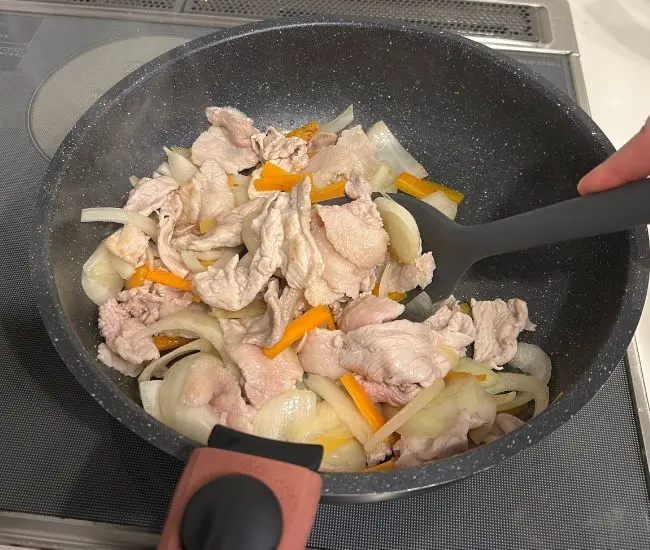 調理している様子（撮影：grapeフード編集部）