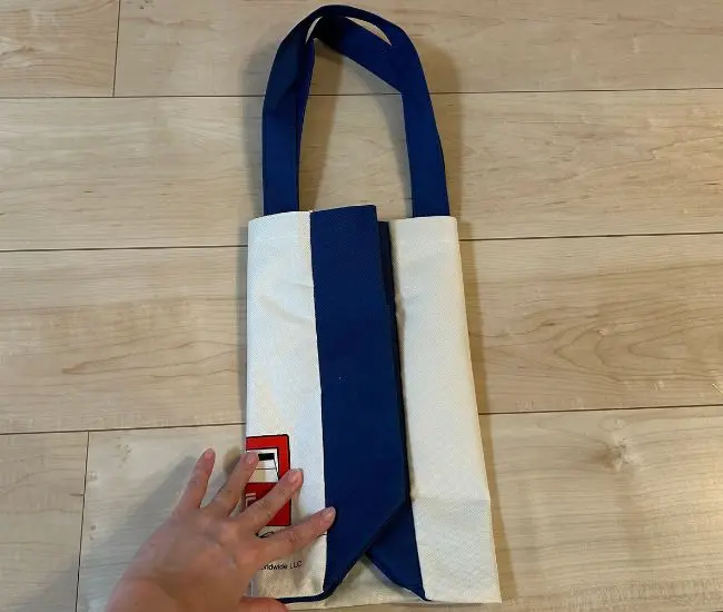 エコバッグを細長く折りたたんでいる様子（撮影：grapeライフハック編集部）