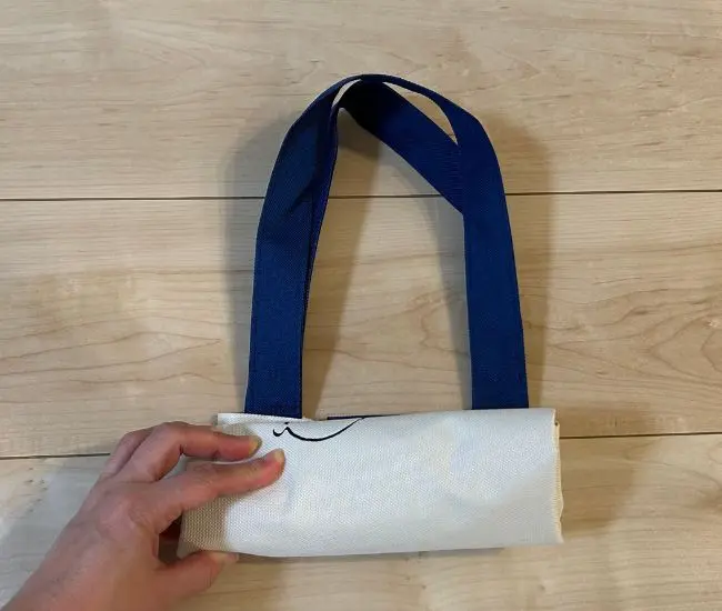 エコバッグを巻いている様子（撮影：grapeライフハック編集部）