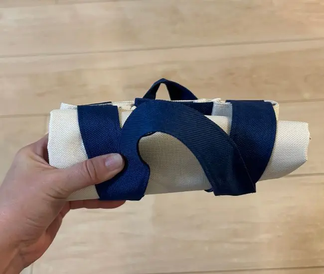 反対側の持ち手も巻きつけている様子（撮影：grapeライフハック編集部）