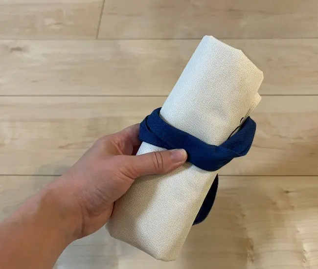 持ち手を引っ掛けて固定した様子（撮影：grapeライフハック編集部）