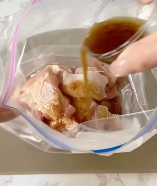 袋の中で鶏肉に和風ドレッシングを揉み込んでいる様子