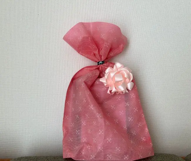 完成したお花リボンをプレゼントに取りつけた様子（撮影：grapeライフハック編集部）