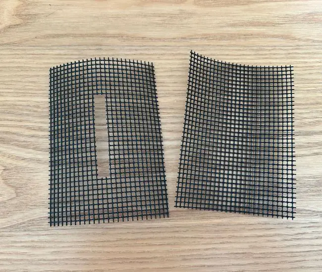 カットした鉢底ネットの中央に取り出し口の穴を開けた様子（撮影：grapeライフハック編集部）