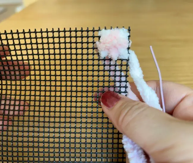 鉢底ネットにふわもこモールを5×5マスで通していく様子（撮影：grapeライフハック編集部）