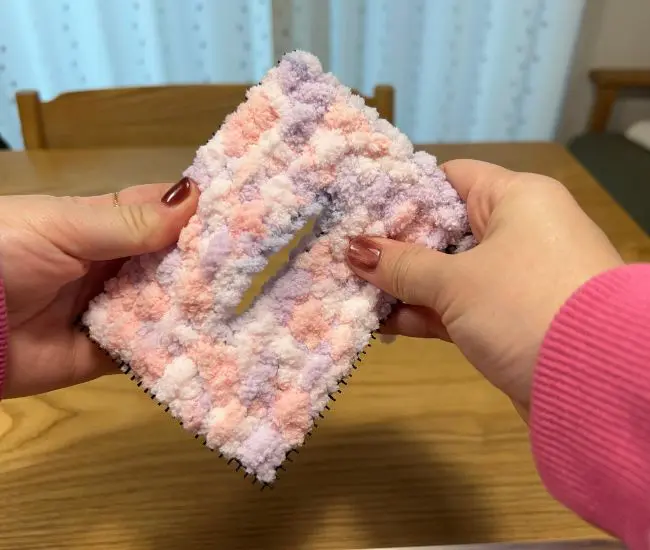 取り出し口の周りを別色のふわもこモールで巻きかがり縫いしている様子（撮影：grapeライフハック編集部）