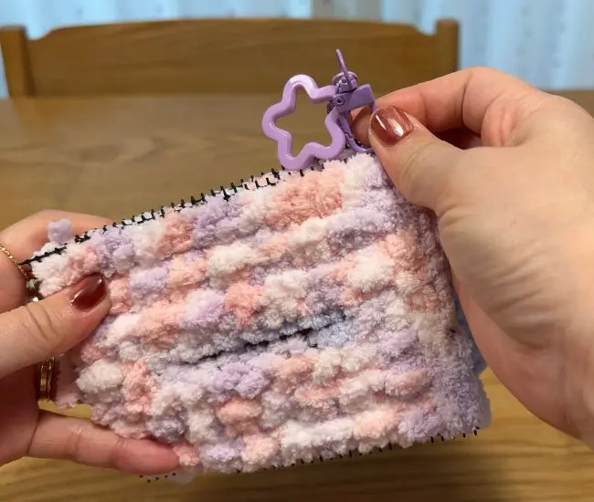 ストラップを挟みながら表裏を巻きかがり縫いでつなげている様子（撮影：grapeライフハック編集部）