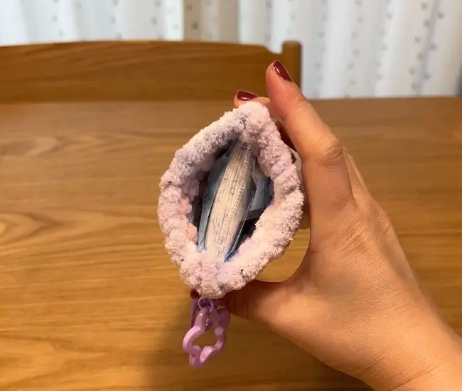 完成したケースにポケットティッシュを入れている様子（撮影：grapeライフハック編集部）